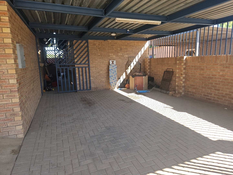 To Let 3 Bedroom Property for Rent in Floors Northern Cape